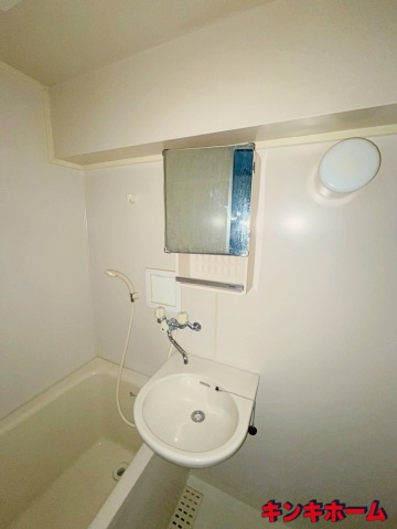 洗面設備　写真は別のお部屋のものでございます