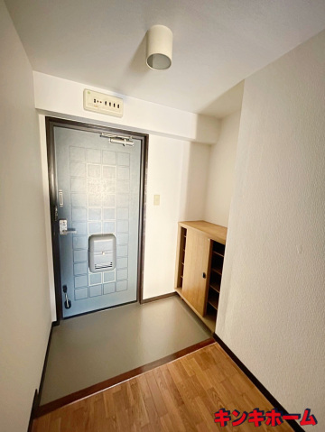 玄関　写真は別のお部屋のものでございます