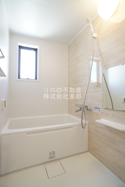 バス・シャワールーム　帰宅時間がずれても便利な追焚機能付バスルームです♪