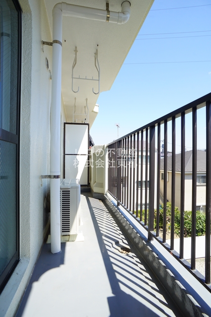 バルコニー　バルコニーがあるので洗濯物を太陽の下で干すことができます♪