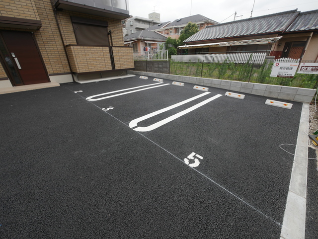 駐車場　★広くて車庫入れし易い駐車場です★