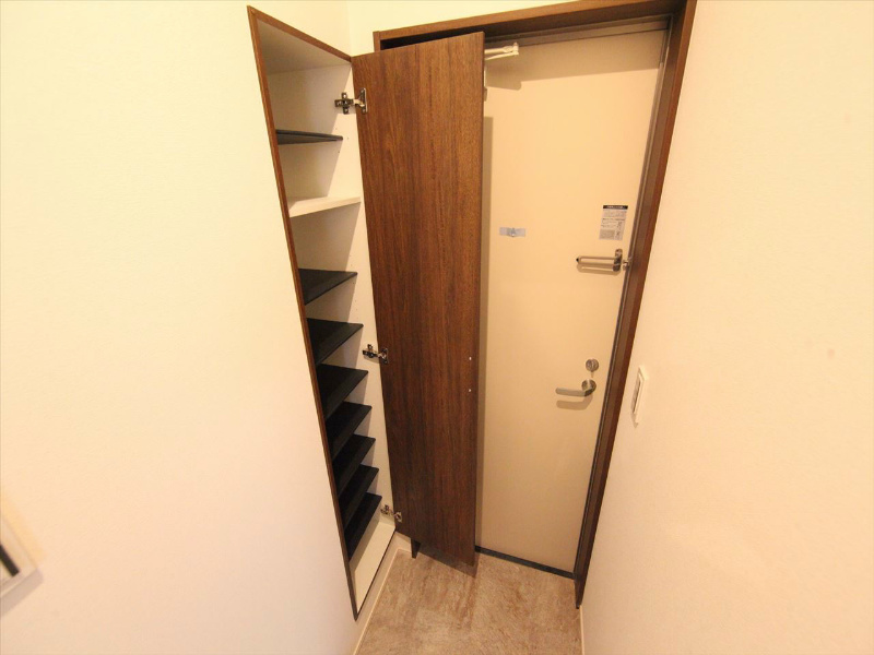 玄関　玄関　シューズボックス付（収納充実してます）　同仕様写真