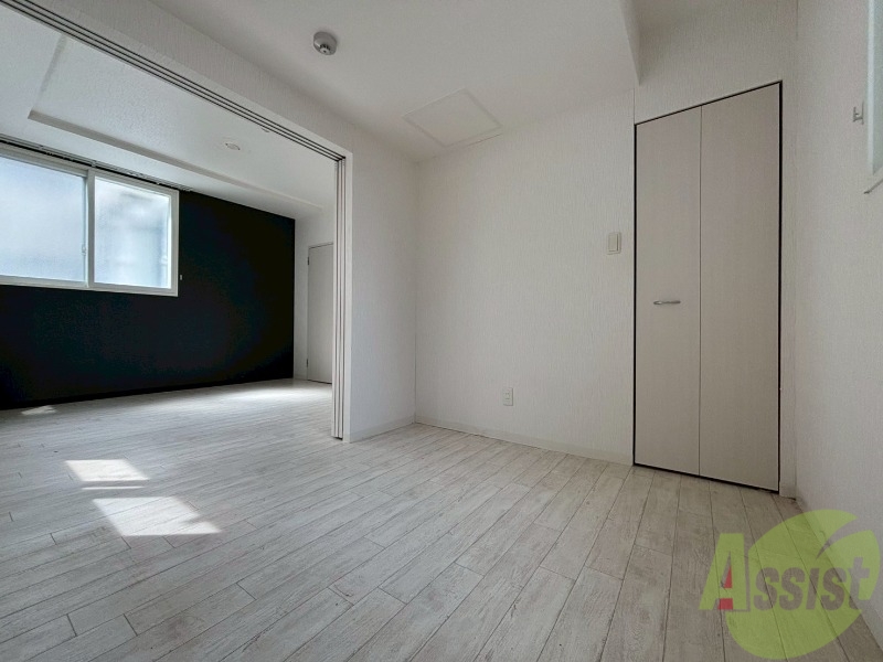 その他部屋・スペース　寝室はこちらです。光が差し込む、温かみのあるお部屋です。