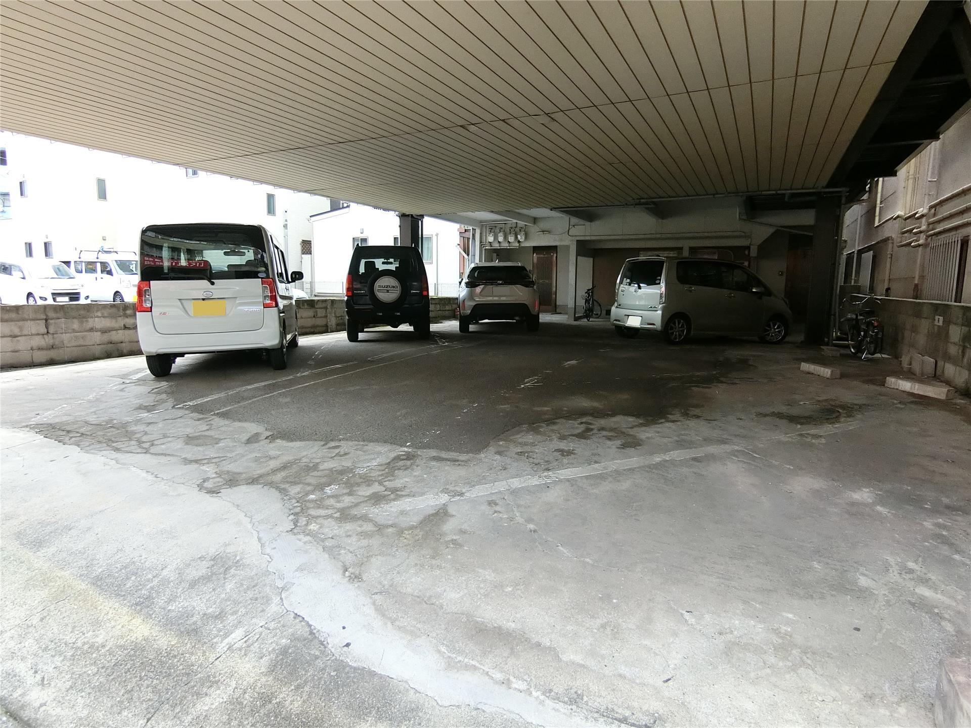 駐車場　建物1階部分に駐車場があります♪