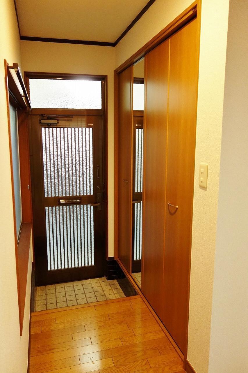 収納　玄関にはシューズボックスとクローゼットがあります♪