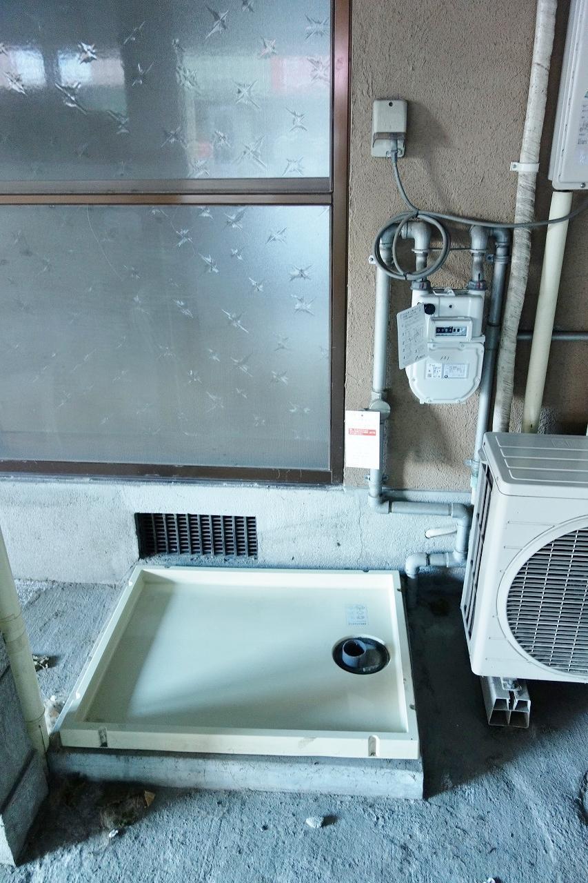 玄関　玄関前、雨の当たらないところに洗濯機置き場あり！