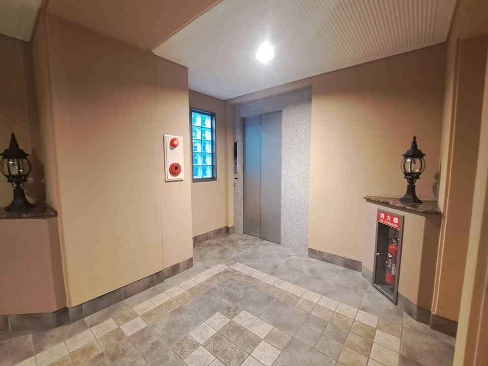 エントランス　エレベーター