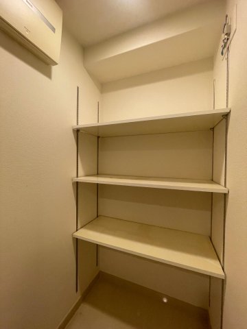 収納　玄関横のウォークイン収納。