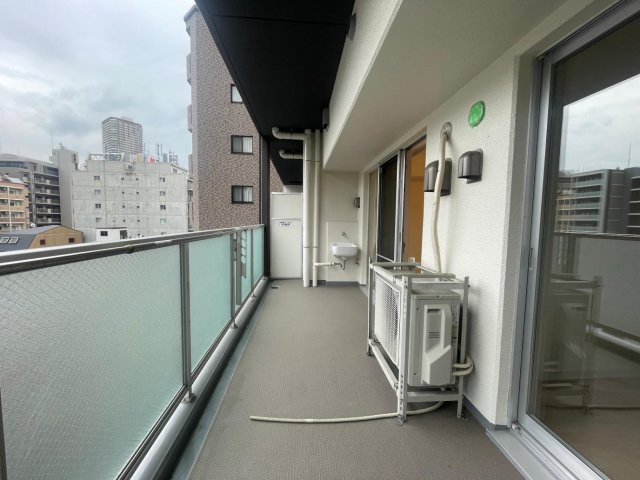 バルコニー　スロップシンク付きの奥行たっぷりバルコニー。