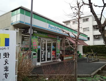 コンビニ　ファミリーマート 玉川三丁目店（コンビニ）まで355m