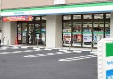 コンビニ　ファミリーマート（コンビニ）まで140m