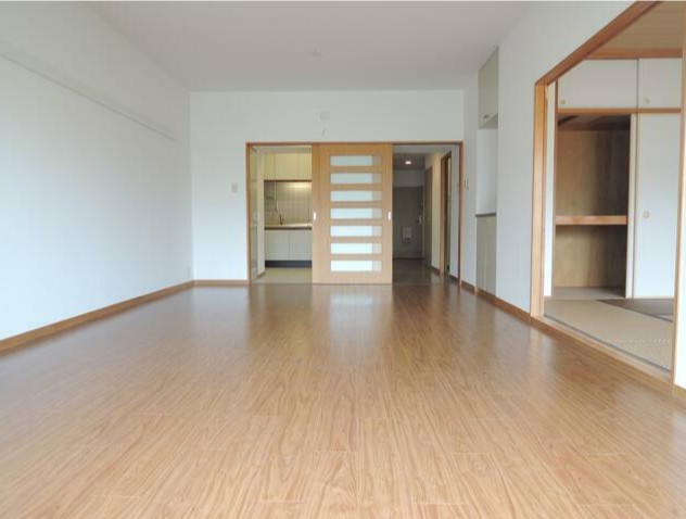 居室・リビング　フローリング１８帖のリビング