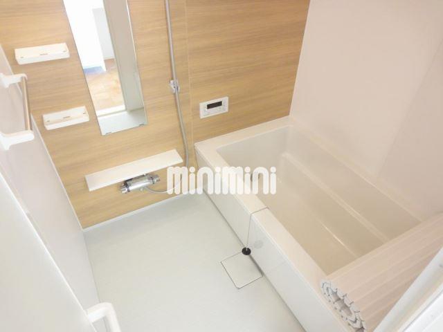 バス・シャワールーム　浴室は広く、落ち着いた色のアクセントパネルを採用。