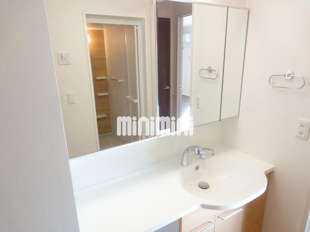 洗面設備　鏡の大きな広い洗面台は魅力。３面鏡にもなります。