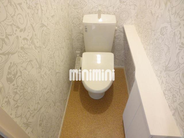 トイレ　全面アクセントクロス仕様でオシャレな空間です。