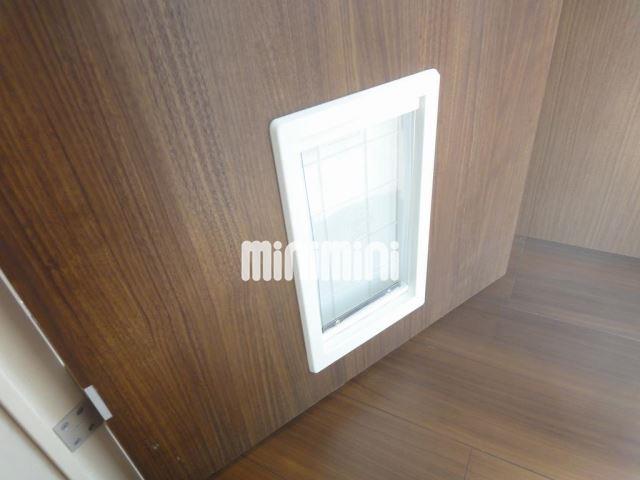 その他部屋・スペース　リビングへ入る扉には愛犬が出入りできる入り口もあります。