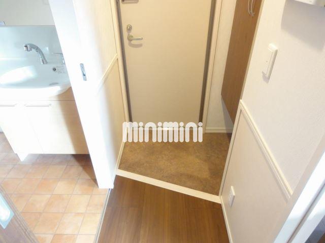 玄関　玄関は姿見の付いた下駄箱付きで外出時にチェックできます。