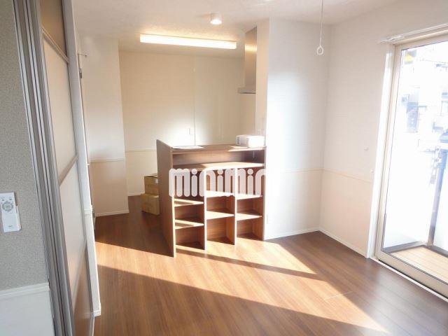 居室・リビング　東からの日が差し込むリビングです。