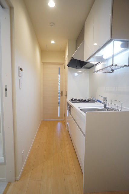 玄関　扉付きで玄関からお部屋の中が見えない間取りなので安心です☆