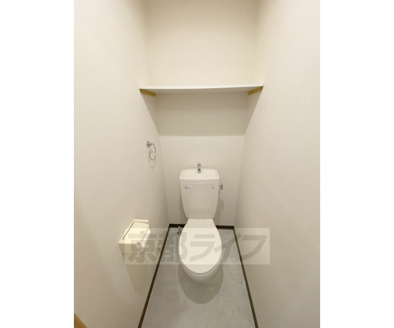 トイレ　トイレです。壁面棚に消耗品などが置けます。