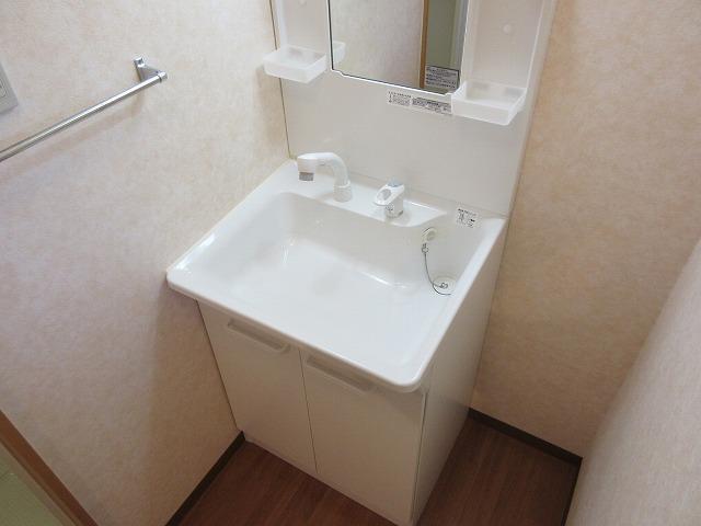 洗面設備　※写真は同じ建物の別部屋のものです。