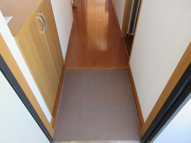 玄関　※写真は同じ建物の別部屋のものです。