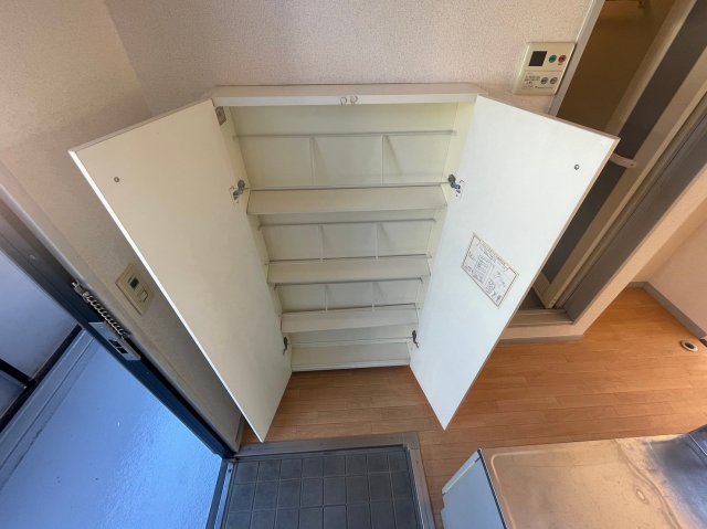 玄関　玄関収納があるので玄関を広くご使用いただけます。