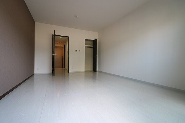 居室・リビング　ホワイトカラーは室内に光が反射し明るいお部屋です