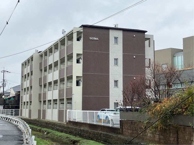 建物外観　外壁タイル張りの鉄筋コンクリートマンションです