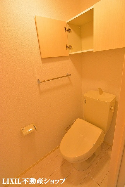 トイレ　上部に収納がある、温水洗浄暖房便座のトイレです。
