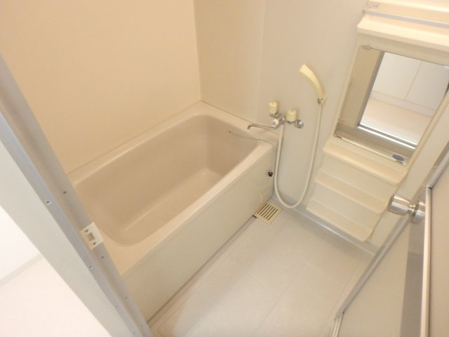 バス・シャワールーム　コンパクトで使いやすいお風呂です