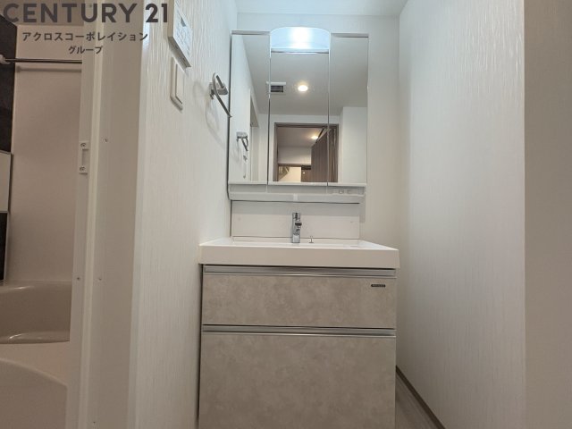 洗面設備　鏡の大きな独立洗面台です！