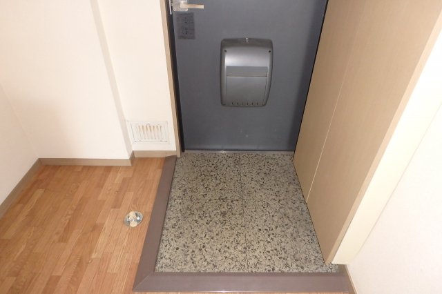 玄関　他のお部屋の参考写真となります。