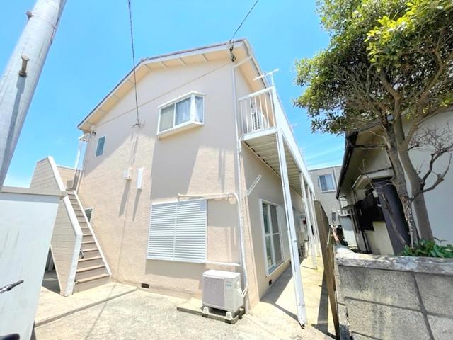 建物外観　桜並木のある川沿い近く閑静な住宅街