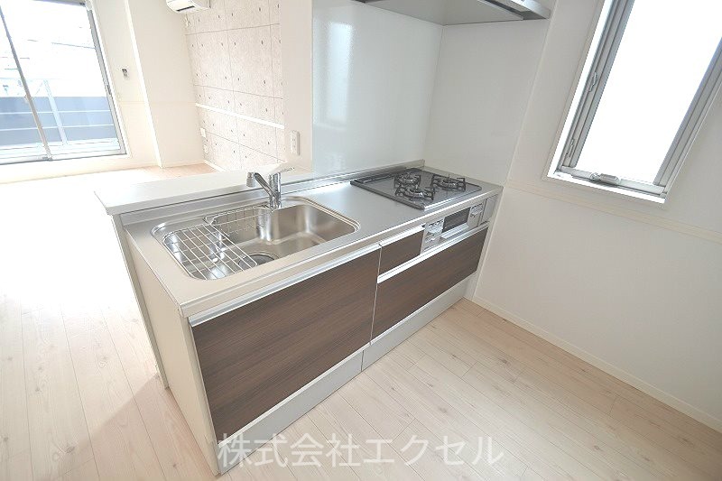 キッチン　３口コンロ完備対面式キッチン