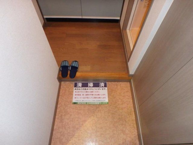 玄関　※同タイプの別のお部屋です。