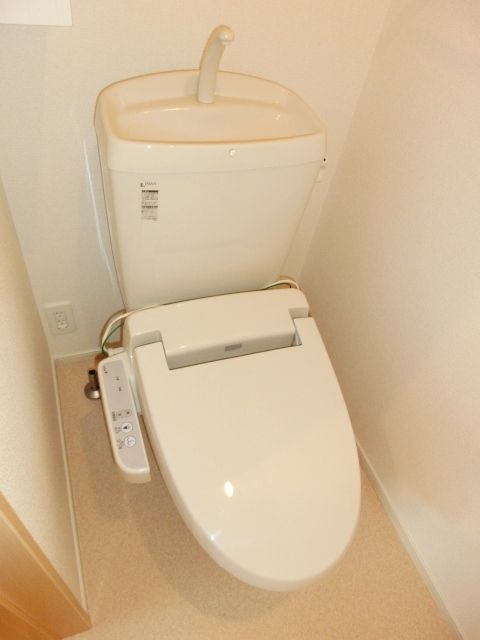 トイレ　温水洗浄便座付きのトイレ。