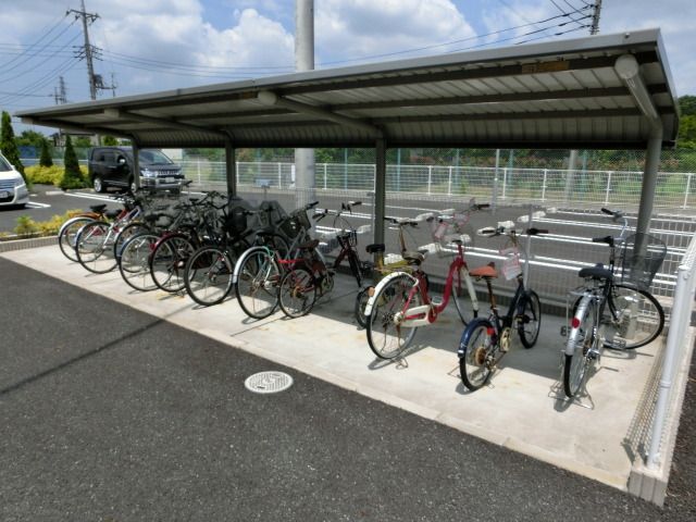 その他共有部分　屋根付きの駐輪場です。