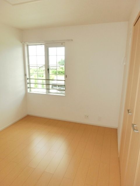 その他部屋・スペース　北側の洋室もフローリング張りです。