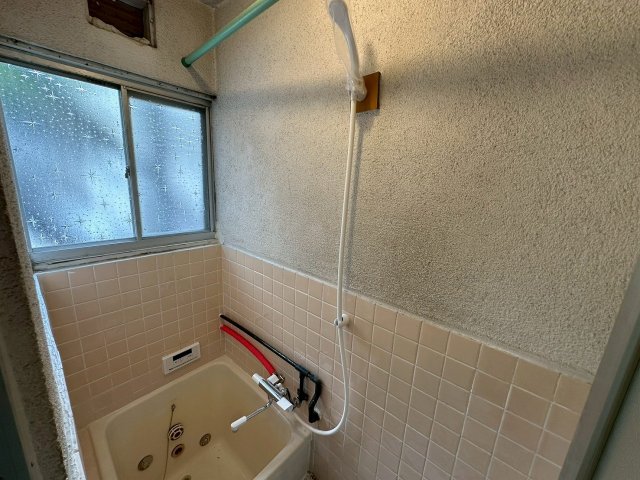 バス・シャワールーム　窓があり換気がしやすい浴室