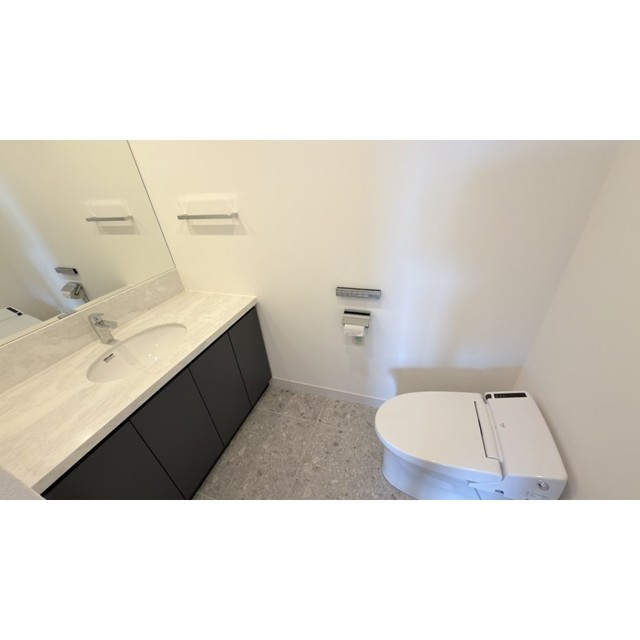 トイレ　※写真は同タイプ住戸です。