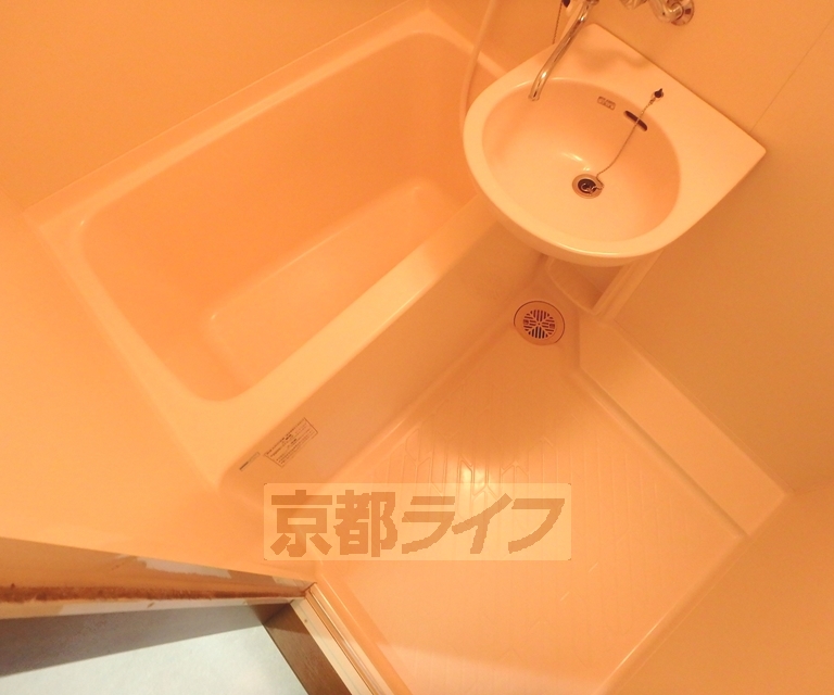 バス・シャワールーム　バスルームです。