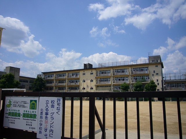 小学校　池田市立北豊島小学校（小学校）まで716m