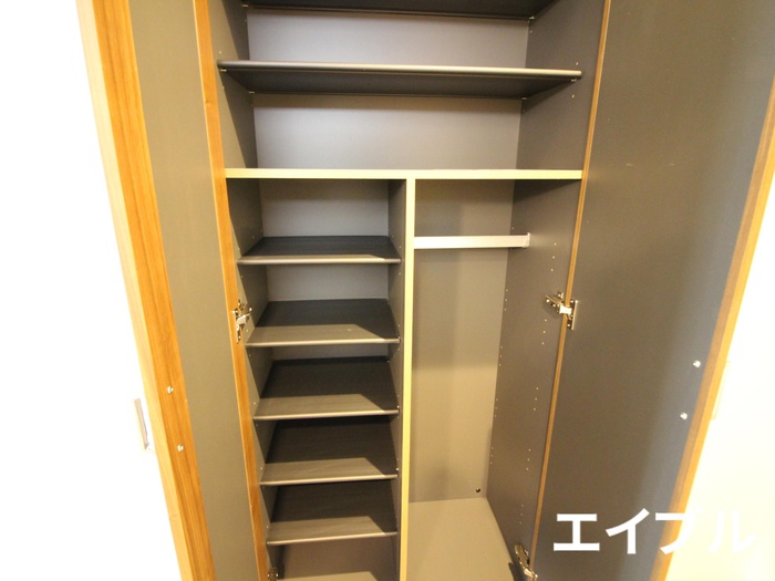 玄関　同じ部屋タイプの別部屋の写真です。現況と異なる場合は現況を優
