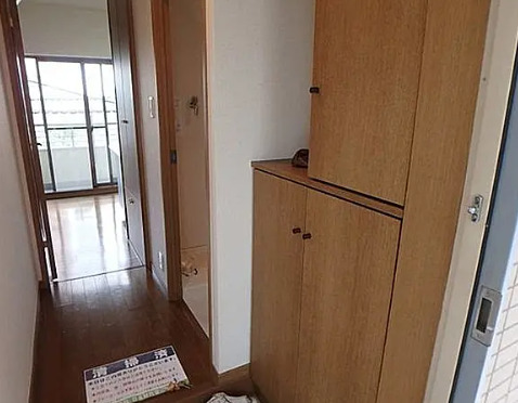 玄関　別部屋の画像を使用しております。