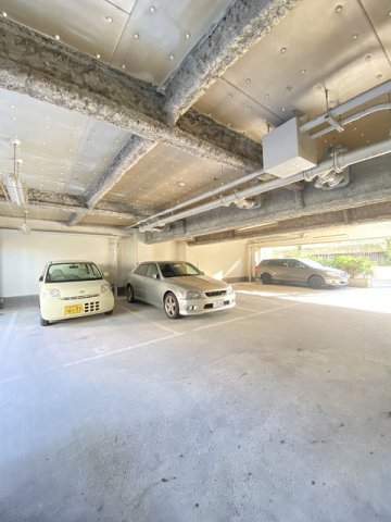 駐車場　駐車場があるので、車を買う予定の方も安心です