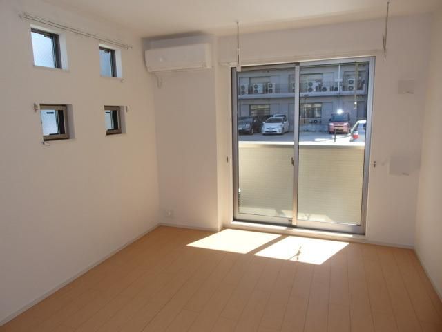 居室・リビング　角部屋で日当たり良好