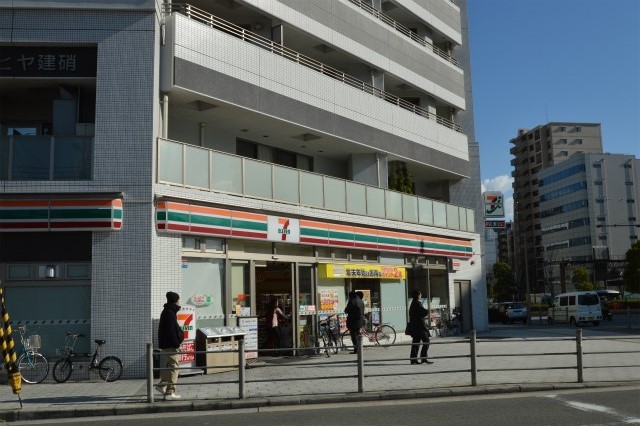 コンビニ　セブンイレブン（コンビニ）まで300m