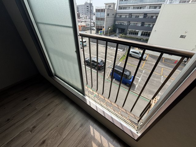 バルコニー　暖かな日差しのふりそそぐバルコニー