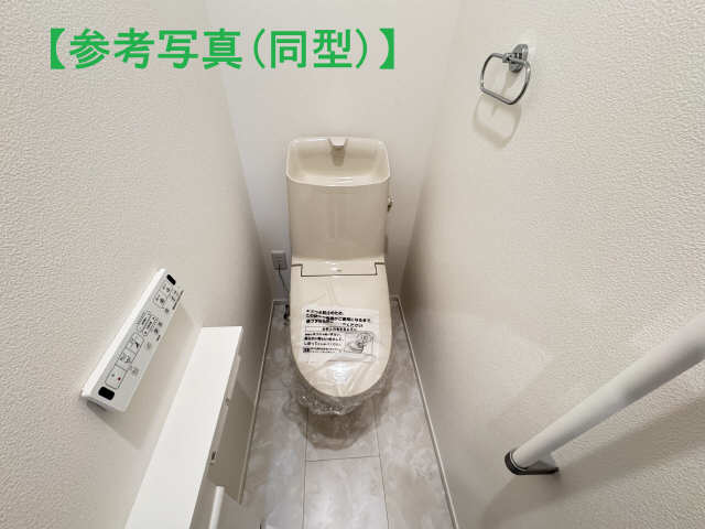 トイレ　同型モデルの参考写真により実際とは異なる場合がございます